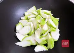 Illustration of how to make dried shrimps and loofah soup 4