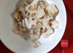 Illustration of how to make pear and lotus root soup 1