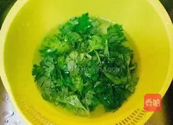 Illustration of how to make celery leaf egg pancake 1