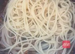 Illustration of how to make tomato meat sauce pasta 9