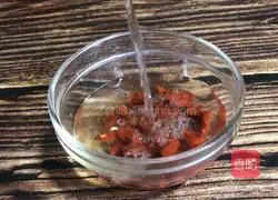 Wolfberry, lettuce and shredded pork soup Illustration of how to do it 3