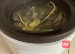 Illustration of how to make red dates and pigeon soup 3