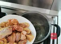 Illustration of how to make wolfberry corn chicken soup 3