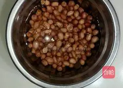 Illustration of how to make peanut pig's feet soup 1