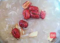 Illustration of how to make papaya and white fungus stewed 7