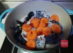 Illustration of how to make radish, wolfberry and black-bone chicken soup 4