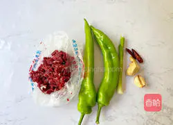 Illustration of how to make fried beef with green pepper 1