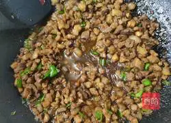 Boiled steamed buns filled with beans and minced meat Practice illustration 5