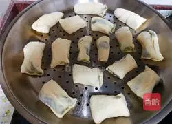 Illustration of how to make matcha flower rolls that cute babies love to eat 6