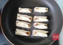 Illustration of how to make pork stuffed pot stickers 10