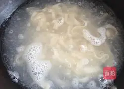 Illustration of how to make beef and spinach noodles 5