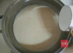Illustration of how to make condensed milk tea 9