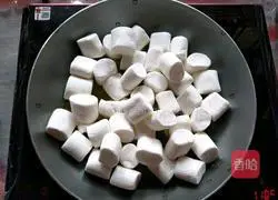 Illustration of how to make green sauce snowflake cake 4