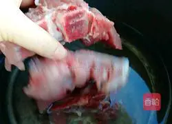 Illustration of how to make a bowl of hot soup 1