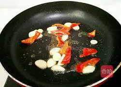 Illustration of how to cook asparagus and shredded pork 9