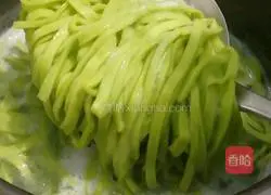 Illustration of how to make hand-made noodles with celery juice 9