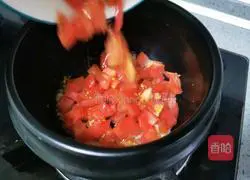 Illustration of how to make tomato fat beef soup 5
