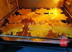 Illustration of how to make pineapple flower and dried pineapple fruit 3