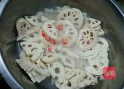 Illustration of how to make spicy and crispy lotus root 2