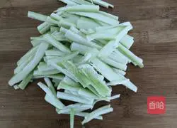 Illustration of how to make protein loofah and wolfberry soup 2