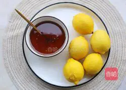 Illustration of how to make homemade lemon honey water 1