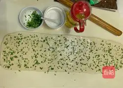 Illustration of how to make green onion rolls 4