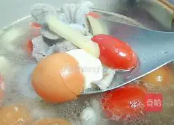 Illustration of how to make tofu and tomato crispy bone soup 8