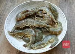 Illustration of how to make salt and pepper prawns 9