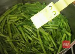 Illustration of how to make water spinach and dumpling soup 9