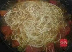 Illustration of how to make tomato beef noodles 6