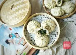 Features Illustration of how to make steamed buns with meat, chives and moss 15