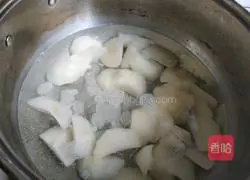 Illustration of how to make rock sugar, snow pear and red date soup 5