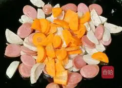 Illustration of how to make instant noodles with meatballs and sausages 12