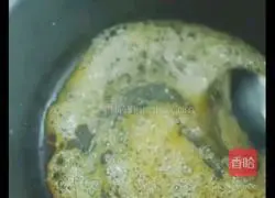 Illustration of how to make caramel milk tea 3