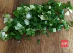 Illustration of how to make leek, pork, vermicelli and egg dumplings 4