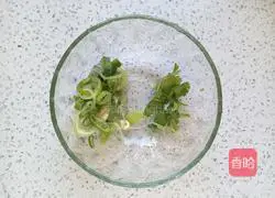 Illustration of how to make kelp and shredded meat soup 3