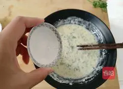 Illustration of how to make celery leaf egg pancake 6