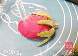 Illustration of how to make vegetable juice and strawberry steamed buns 12