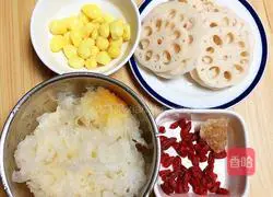 Illustration of how to make Ginkgo Lotus Root and Tremella Soup (strengthening the spleen and nourishing the skin) 3