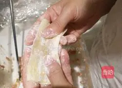 Illustration of how to wrap wontons 3