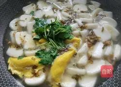 Illustration of how to make egg dumplings and rice cake soup 11