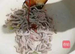 Illustration of how to make shredded pork hot noodles 2