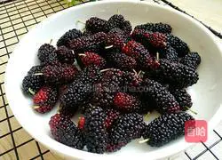 Illustration of how to make fish salad 9