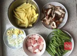 Illustration of braised noodles with beans, potatoes, mushrooms and meat 1