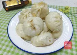 Illustration of how to make Xiao Long Bao stuffed with pork and green onions 1