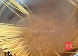 Illustration of how to make tomato meat sauce pasta 1