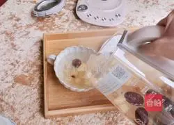 Illustration of the simple health pot version of cranberry and white fungus soup 6