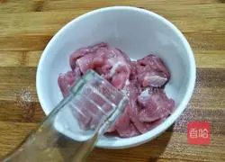 Illustration of how to make tomato, cucumber and meat slices soup 6