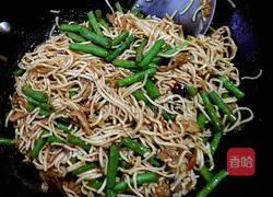 Illustration of how to make steamed braised noodles 9