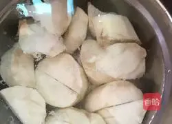 Illustration of how to make black-bone chicken, longan and red date soup 2